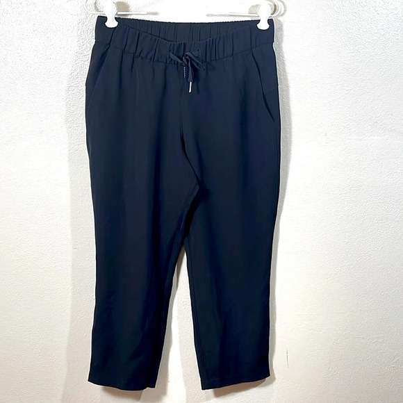 Lululemon On The Fly Crop Woven 23" in black size 6 - Picture 6 of 6
